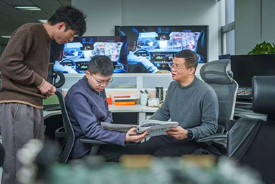 《杭州日报》探访兴发娱乐科技：以创新拼未来 ，“小巨人”迸发“大能量”