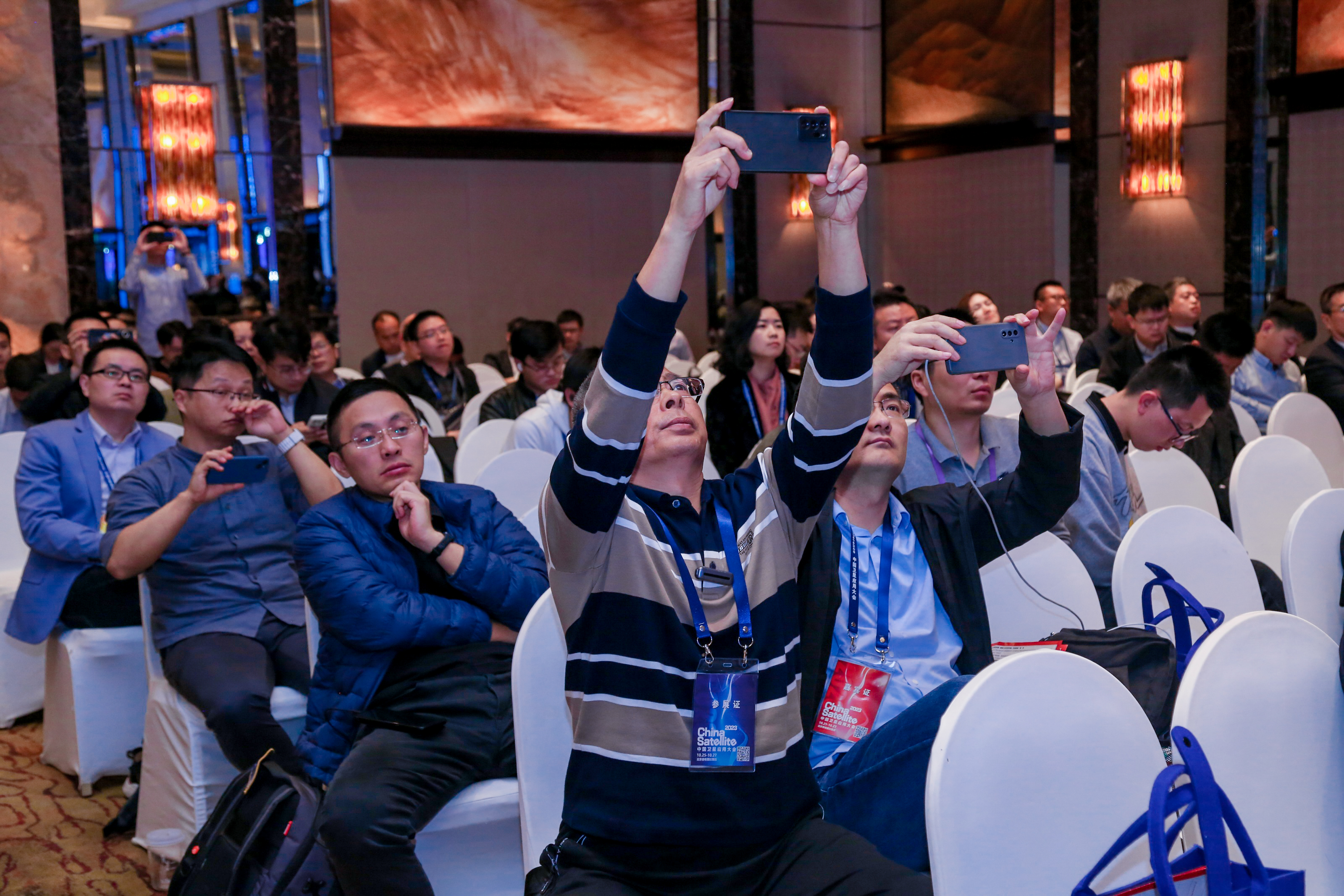 直击卫星大会:兴发娱乐「10-100倍压缩」成全场焦点